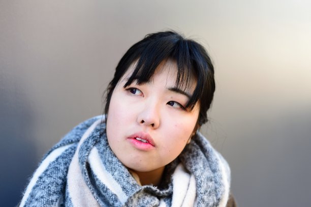 年轻女子看向别处图片下载