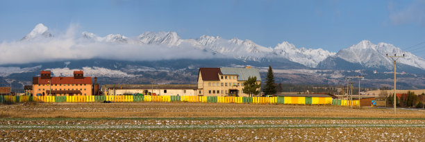 斯洛伐克,Poprad山谷。工业景观俯瞰白雪覆盖的高峰Tatras和Lomnicky Stit。图片下载