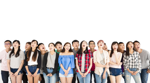 快乐年轻的学生团体向上看图片下载