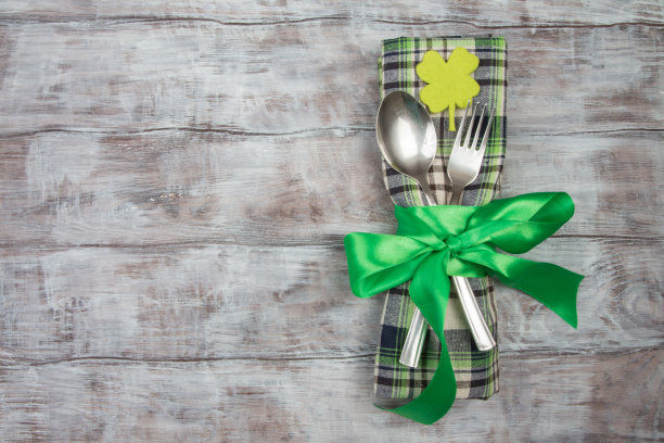 刀叉，勺子，桌上的格子餐巾。圣帕特里克节,图片下载