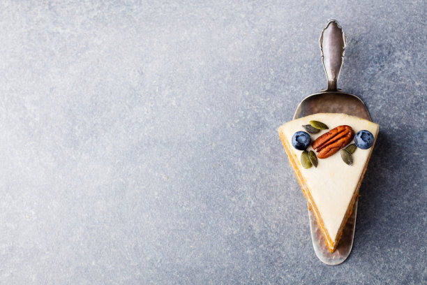 素食胡萝卜蛋糕。健康食品。灰石的背景。副本的空间。前视图。素材图片