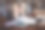 大学里疲惫的年轻女学生。在公共图书馆准备考试和学习课程。图片下载