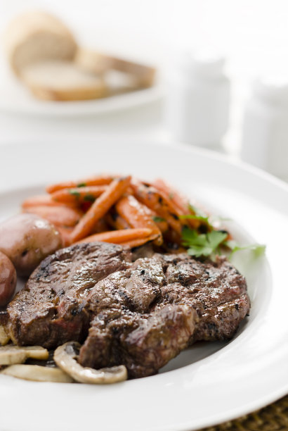 牛排配小胡萝卜和土豆图片下载