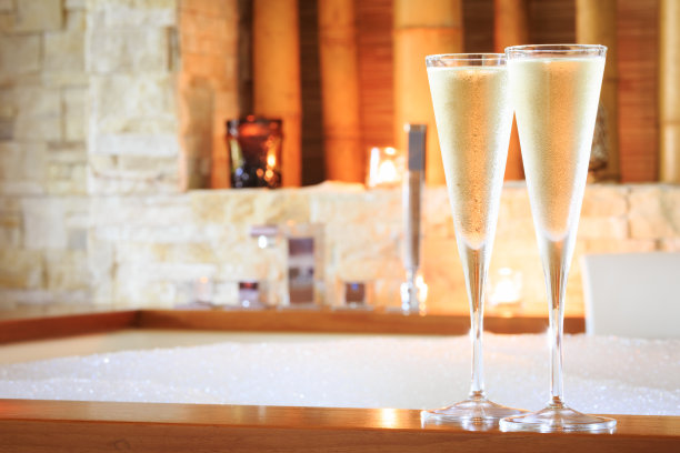 热水浴缸旁的香槟酒杯，情人节背景，浪漫概念素材图片