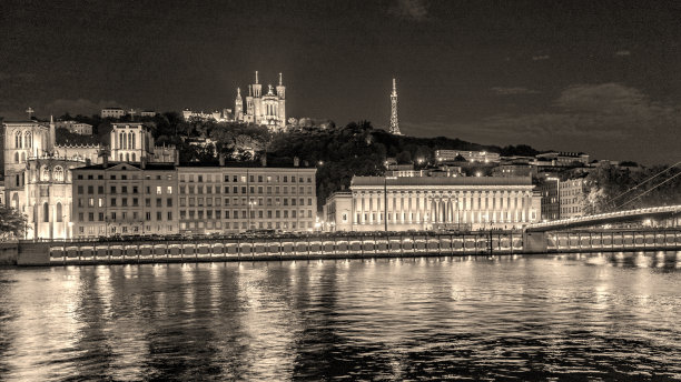 里昂的夜晚介于黑暗和光明之间。图片下载