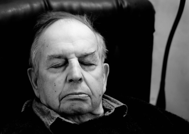 老人睡觉图片下载