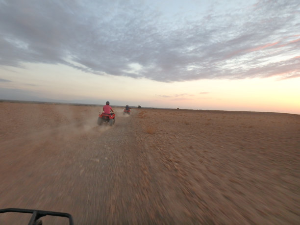 摩洛哥沙漠的四轮赛跑图片下载