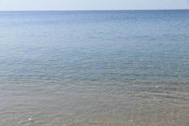 柔软的沙滩上的海浪，美丽的希腊海滩与细沙，近距离的照片与柔软的海浪在运动的沙滩图片下载