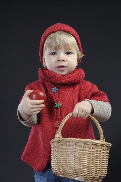 幼童用苹果和木棒，在黑色图片下载