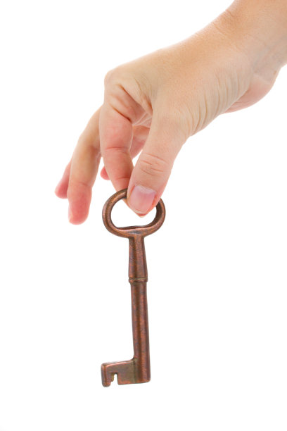 手持黄铜钥匙图片下载