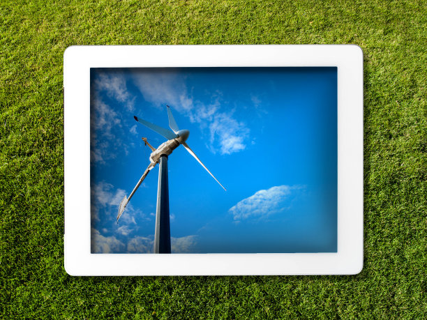 石板在草地上和风车图片下载