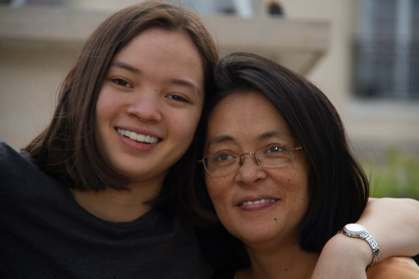 母亲，十几岁的女儿，亚洲人图片下载