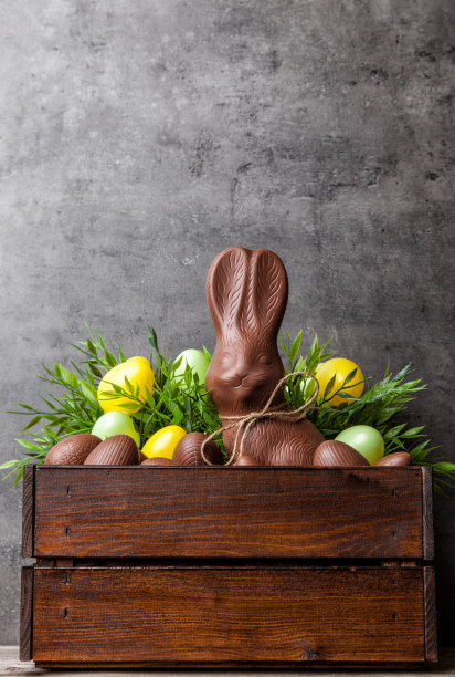 传统的复活节巧克力兔子和鸡蛋装在木箱里图片下载