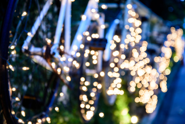 模糊背景的自行车装饰与散景照明花园图片下载
