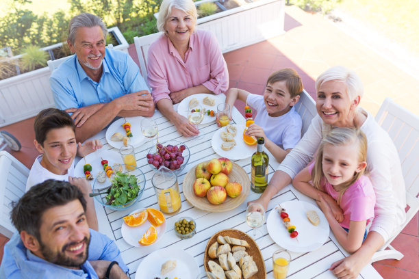 大家庭在户外吃饭素材图片