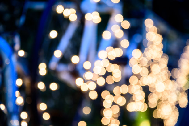 模糊背景的自行车装饰与散景照明花园图片下载