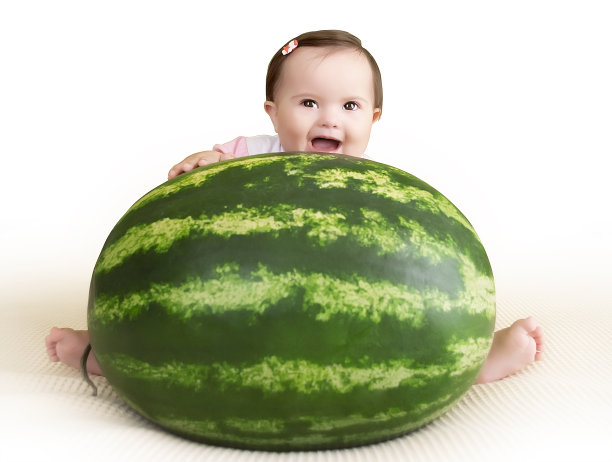 小女孩带着西瓜笑图片下载