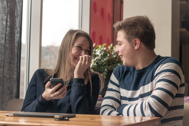 一对快乐的情侣在咖啡馆约会图片下载