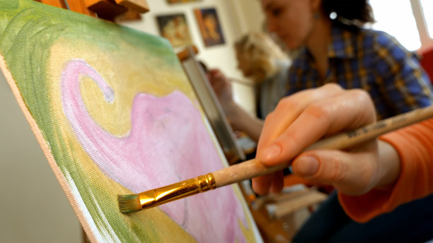 女艺术家在画室里画铅笔画图片下载