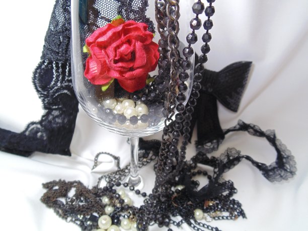 装饰玻璃上的一朵玫瑰图片下载