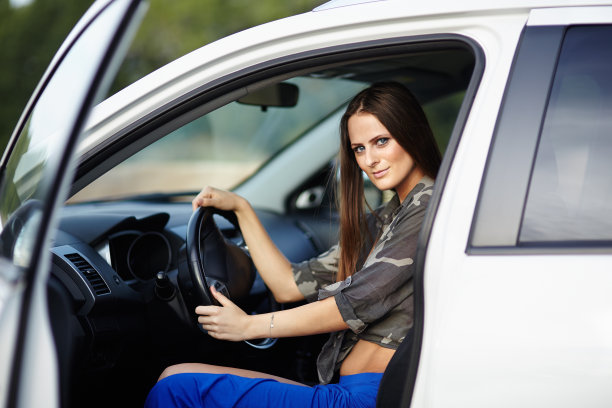 性感的女孩坐在车里图片下载