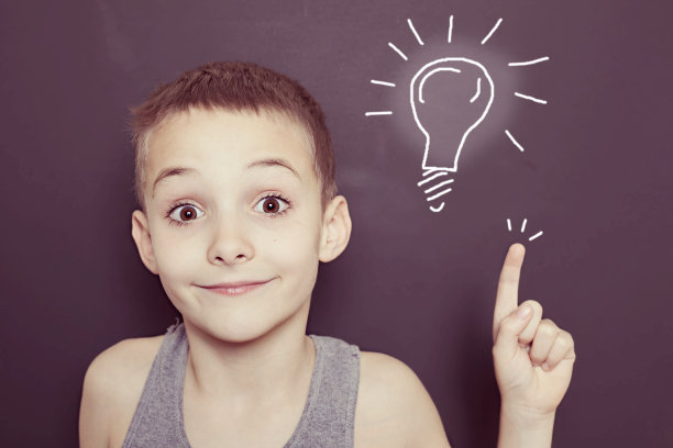 小男孩想象力图片下载