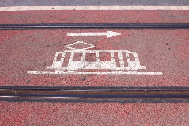 有轨电车的标志和道路在地面上图片下载