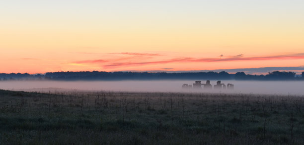 巨石阵的晨雾图片下载