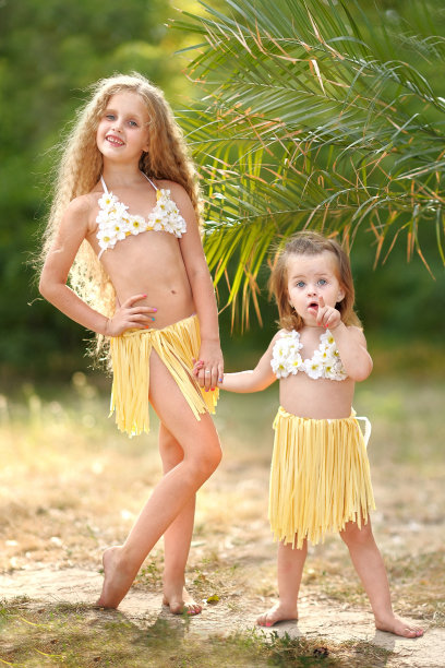 热带风格的两姐妹肖像图片下载