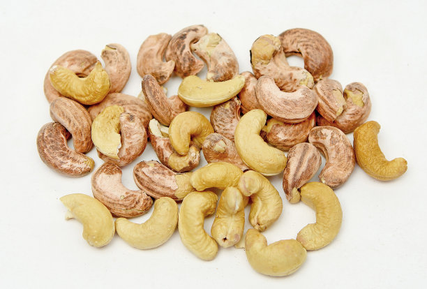 烤腰果孤立在白色背景图片下载