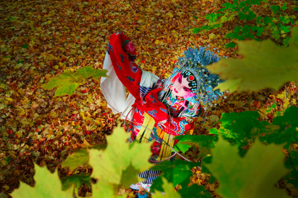 加拿大多伦多秋季户外公园的歌剧演员图片下载