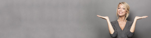 满意的年轻女子用两只手掌平衡东西，复制空间图片下载