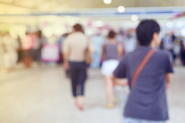 人们在展销会大厅购物，图像模糊使用背景图片下载