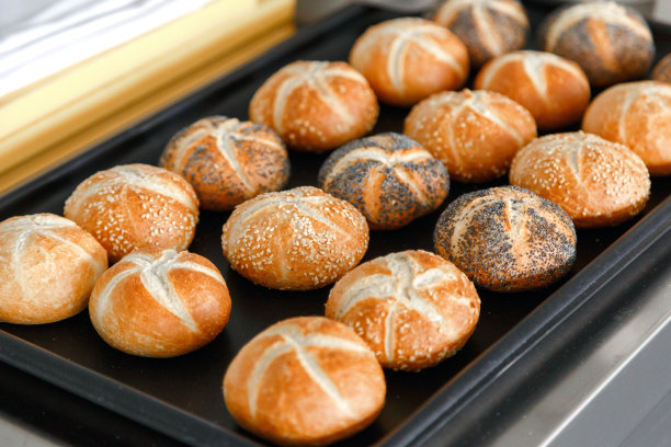 厨房里刚烤好的小圆面包图片下载