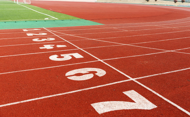 运动场的红色塑胶跑道和数字素材图片