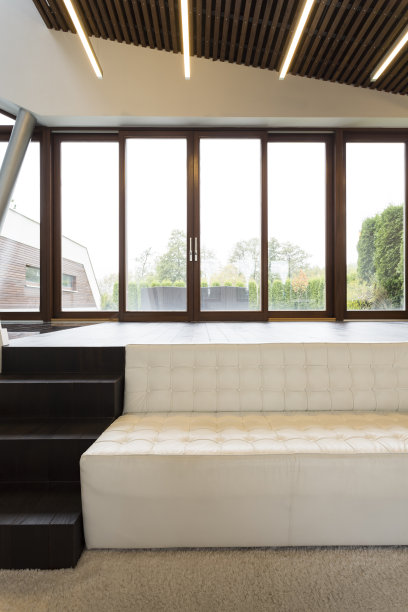 房间里有漂亮的沙发图片下载