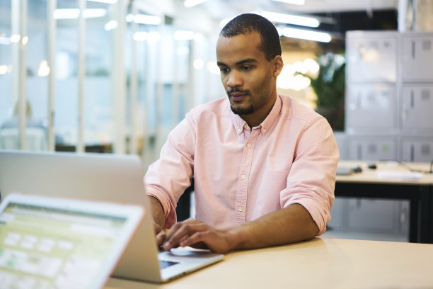 青年教师和学生使用笔记本电脑和5G无线提供金融和经济服务图片下载