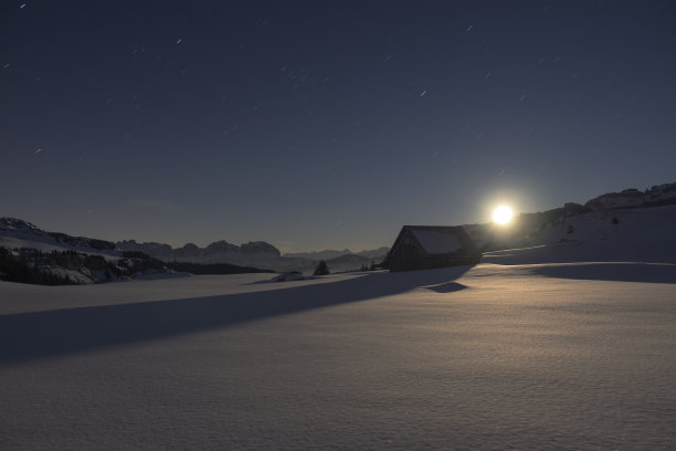 月亮在冬季的山景中升起图片下载