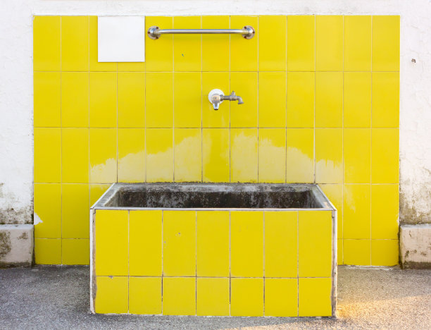 户外黄色脸盆图片下载