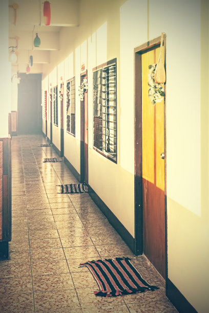 一个空荡荡的汽车旅馆的复古滤镜照片。图片下载