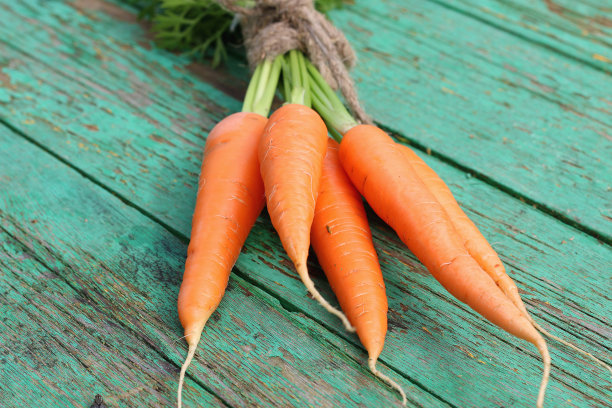 新鲜的胡萝卜捆在梁上图片下载