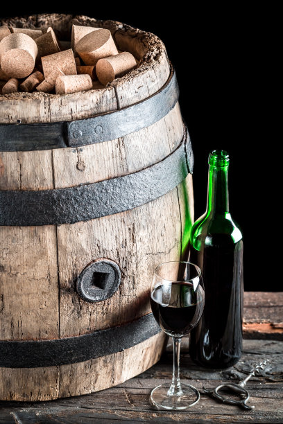 在酒窖里品尝陈年葡萄酒图片下载