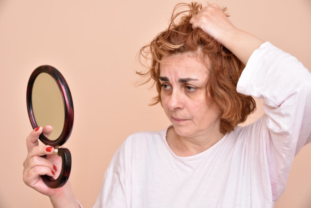 看着镜子的女人图片下载