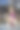 餐馆窗户后面的年轻女子图片下载