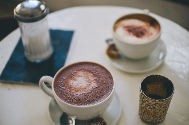 咖啡放在一张白色的桌子上图片下载