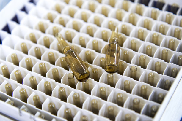 安瓿排列在盒子里图片下载
