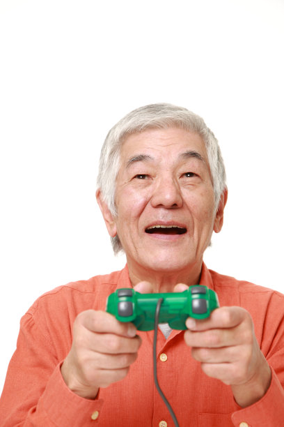 一个日本老人在玩电子游戏图片下载