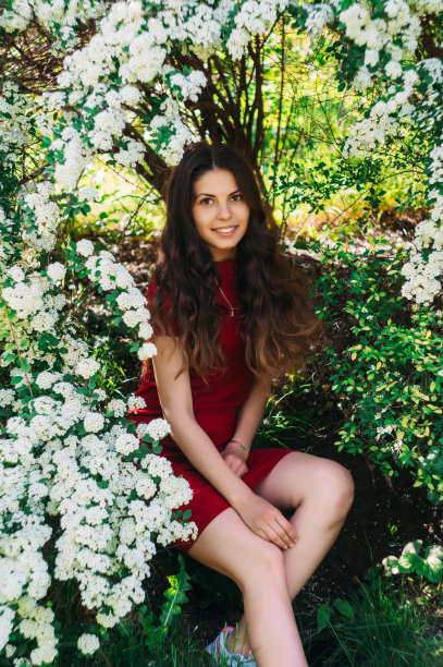 公园里微笑的女孩图片下载