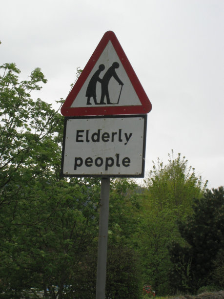 老人指示牌图片下载