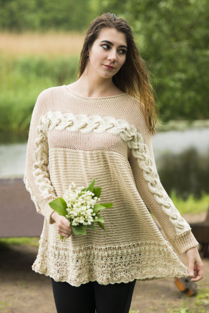 户外的女人，享受着细雨和冥想图片下载